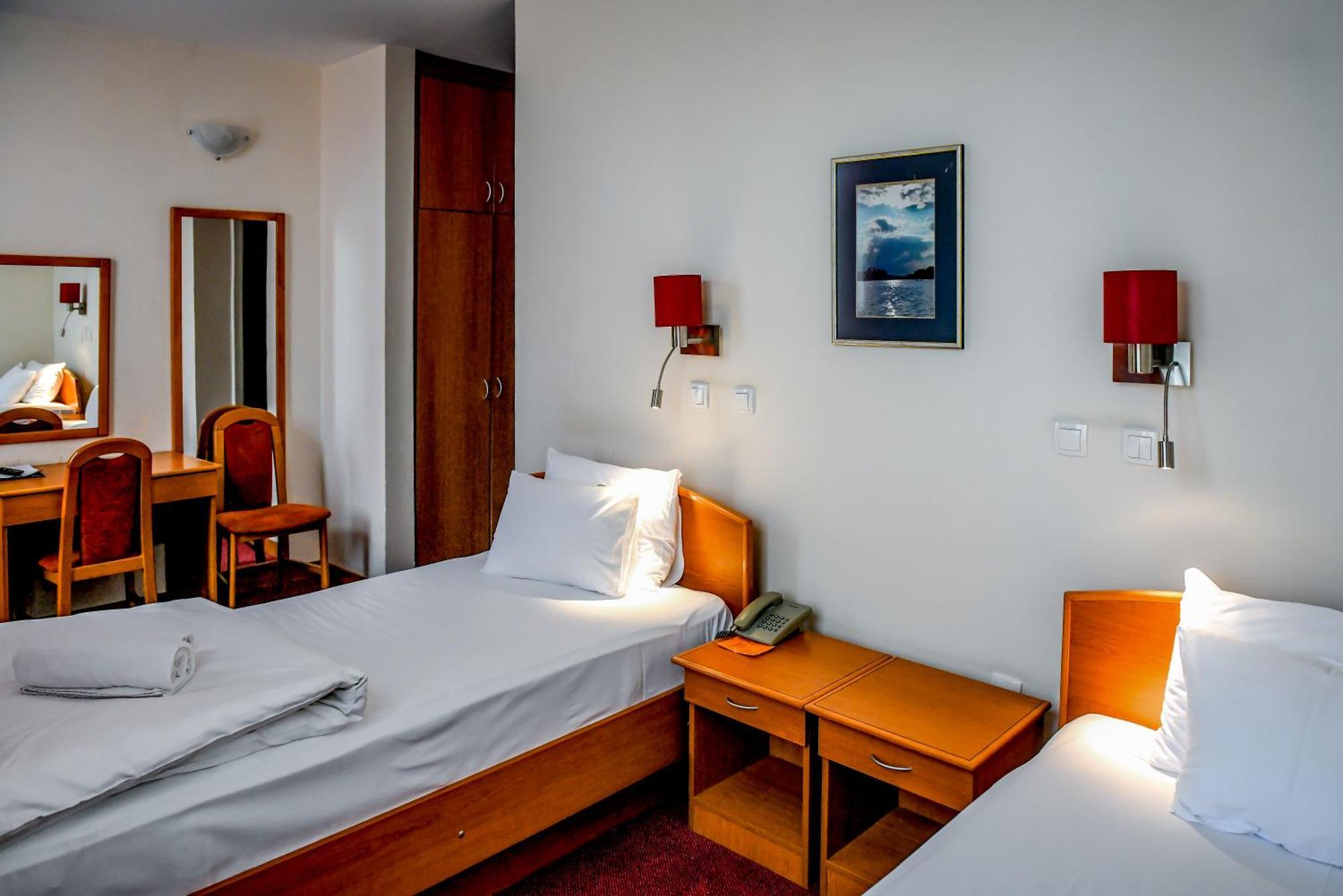 Hotel Fontana Бачка-Паланка Экстерьер фото