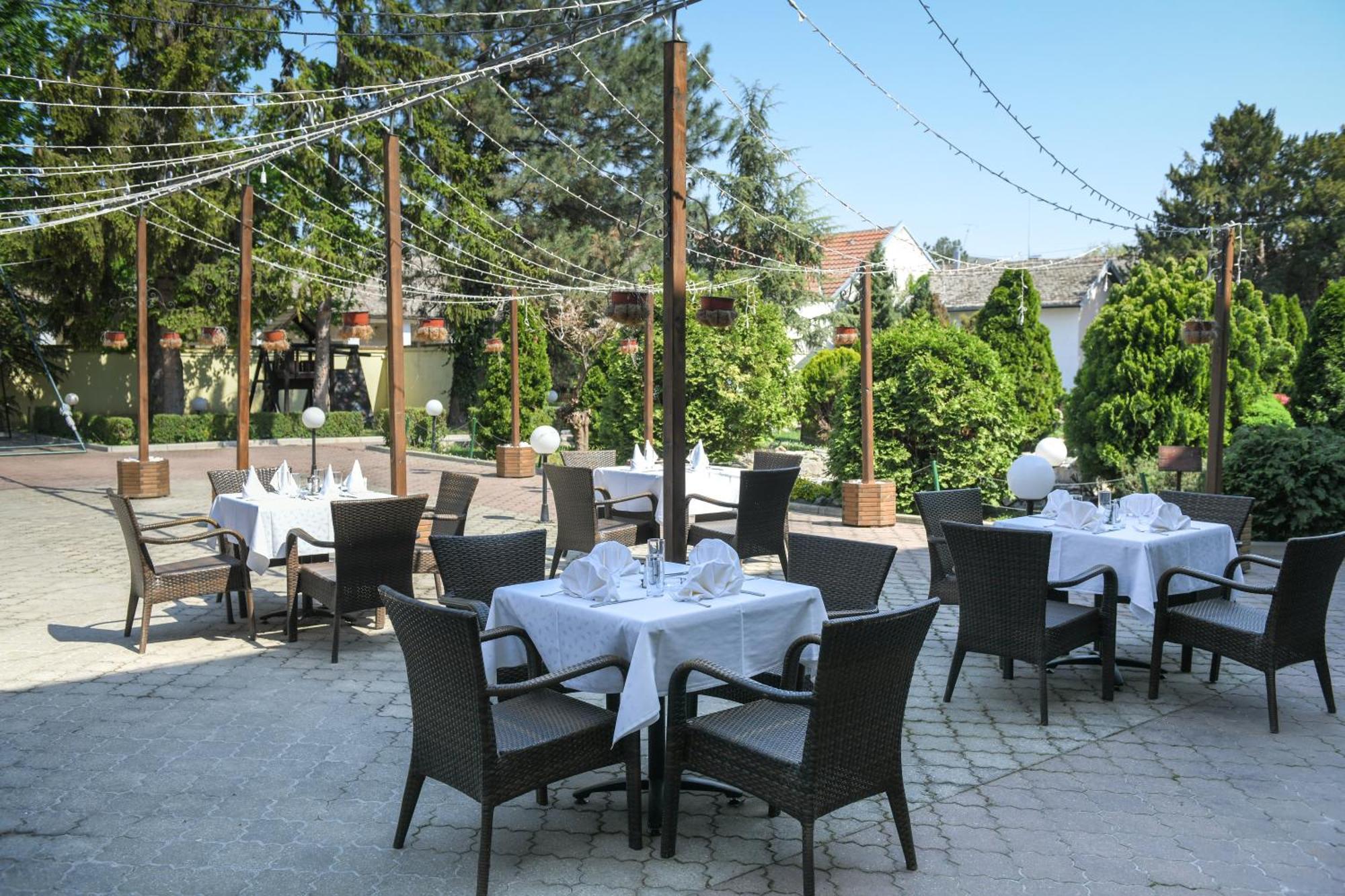 Hotel Fontana Бачка-Паланка Экстерьер фото